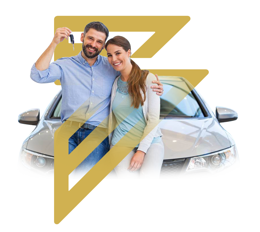 Casal sobre o capô de um carro